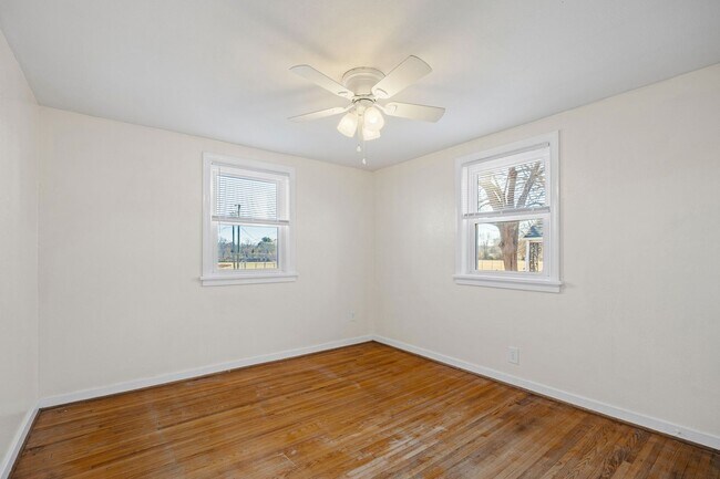 Building Photo - Charming 3 Bedroom Rancher in Lakeside