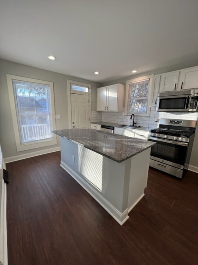 Building Photo - *Rare Find* Updated 3 Bedroom 2 Bathroom H...