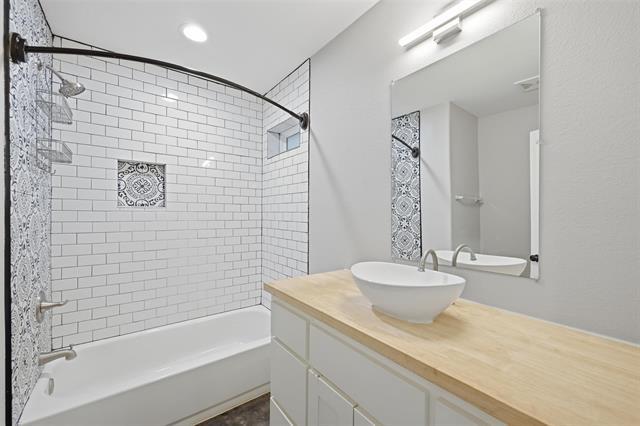 Building Photo - 607 E Day St