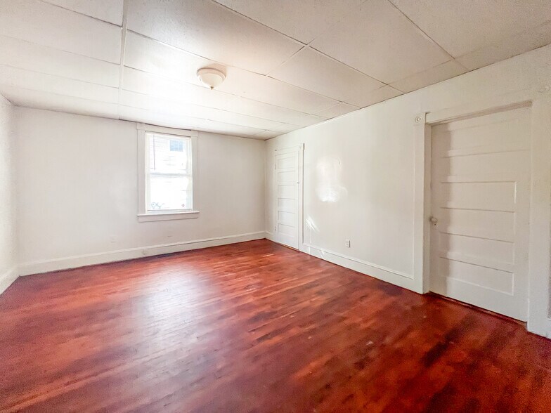 Building Photo - 142 Windsor Ave