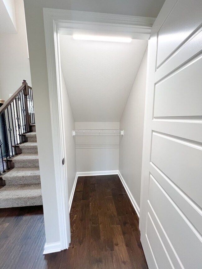Building Photo - Must See-Stunning 5-Bedroom Home in 37043!!