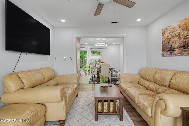Building Photo - 450 Beachway Ave