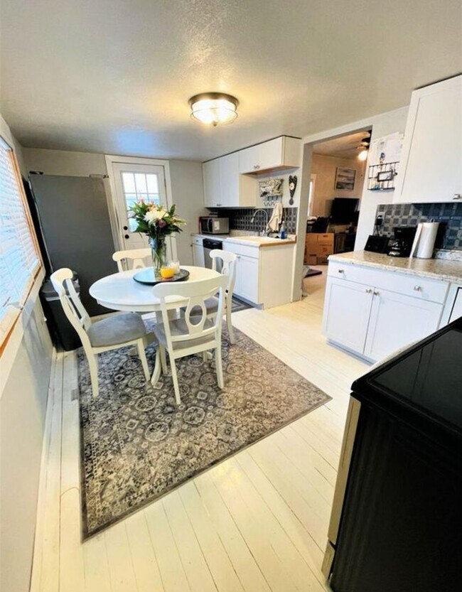Building Photo - Available in October - Move-in Specials!! ...
