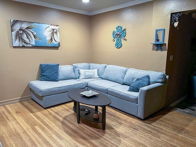 Building Photo - 5 Bed 3 Bath House With Amazing Salt Water Pool!