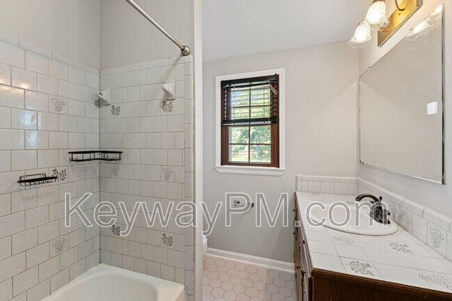 Building Photo - 255 Silver Maple Rd
