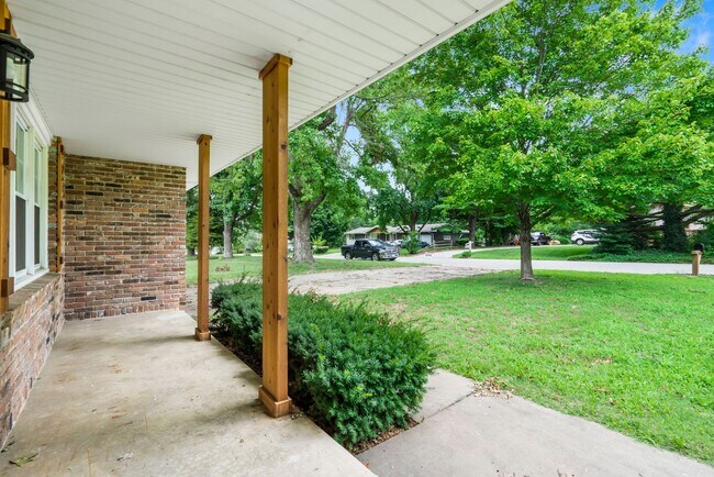 Building Photo - 3 Bedroom 2 Bathroom Springfield, MO