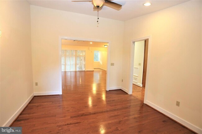 Building Photo - 9705 Fernwood Rd