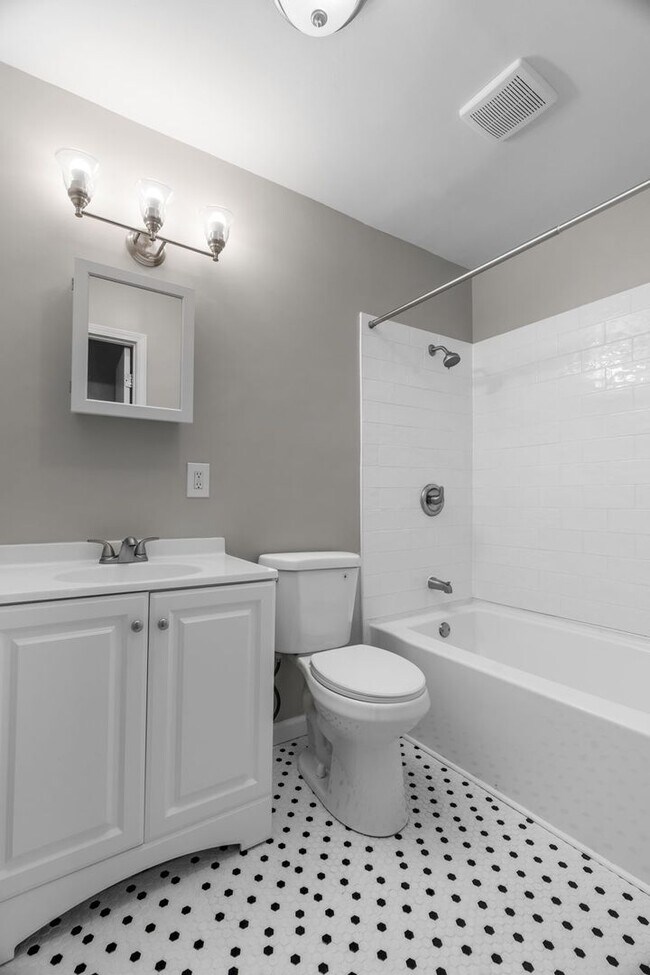 Building Photo - Fully Renovated 2BR in Historic Soulard | In-Unit Laundry | Off-Street Parking