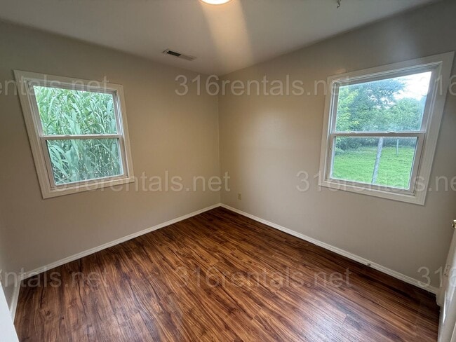 Building Photo - $1100 - 2 bedroom / 1 bathroom - Haysville...
