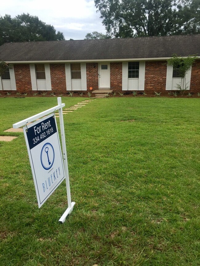 Primary Photo - Beautiful home in quiet neighborhood
