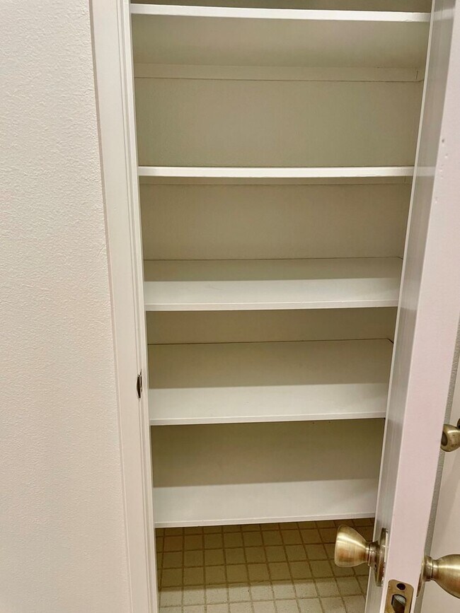 Building Photo - Gorgeous!