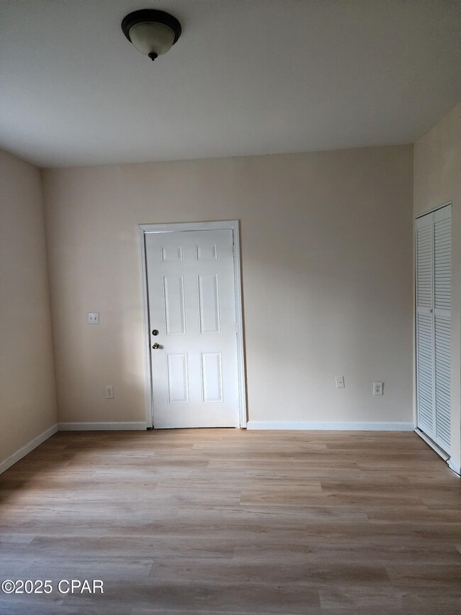 Building Photo - 705 Satsuma Ave