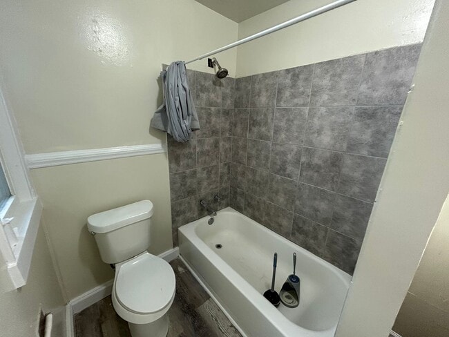 Building Photo - 5 bedroom 1.5 bath