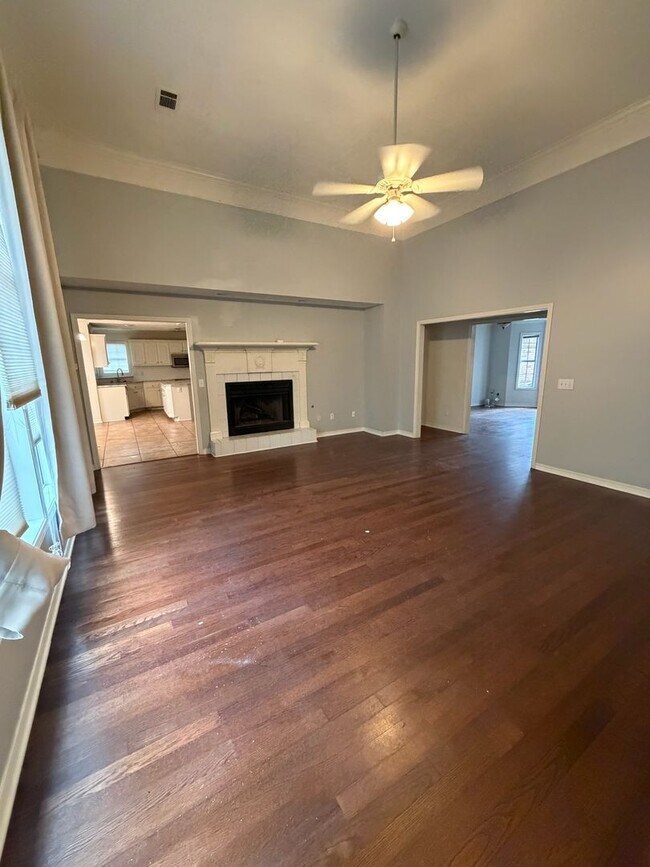 Building Photo - 2 story 3 bed/ 2.5 bath home