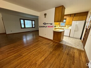 Building Photo - 4 Bedroom Near Campus with Hardwood Floors!