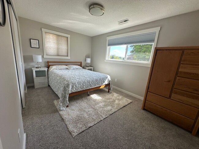 Building Photo - Luxury Furnished Rental in Milwaukie