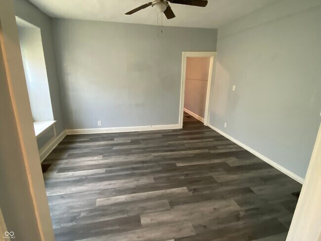 Building Photo - 15 N Riley Ave