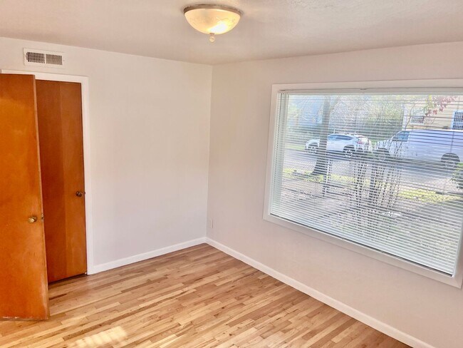 Building Photo - Super Cool Duplex Unit with One Car Garage