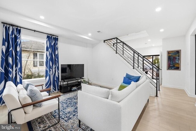 Building Photo - 2211 Franklin St NE