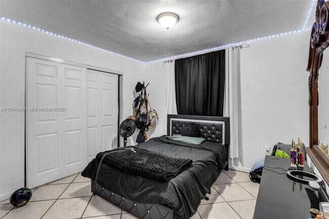 Building Photo - 10000 NW 80th Ct