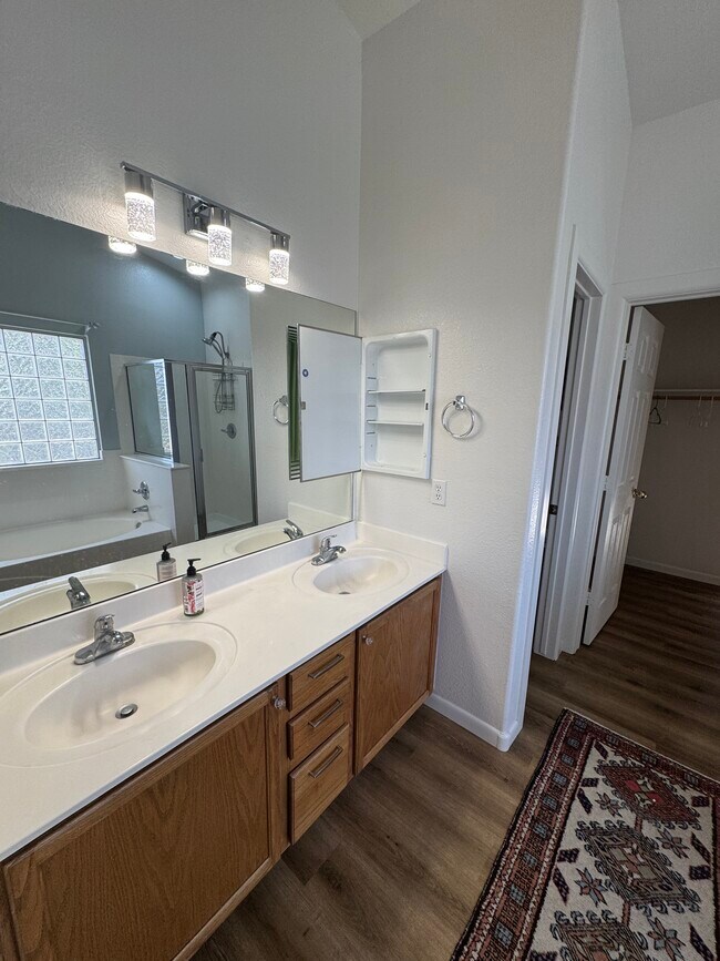 Building Photo - 8937 W Lone Cactus Dr