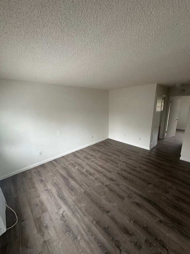 Building Photo - Nice move-in ready two bedroom one bath unit