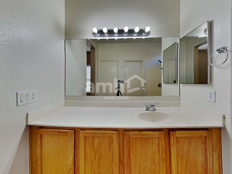 Building Photo - 7201 W Sunderland Ave