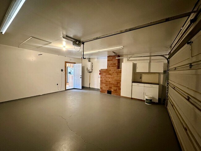 Building Photo - Pet-Friendly 4 Bedroom Home with Fenced Yard & Air Conditioning
