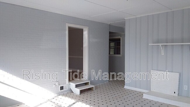 Building Photo - 948 Hickory Dr