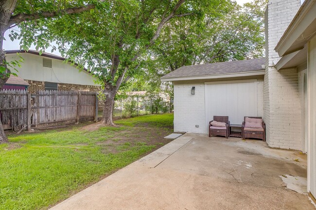 Building Photo - Amazing Modern- 3 Bedroom, 2 Bath Ready for New Tenants- Burleson ISD- 76028