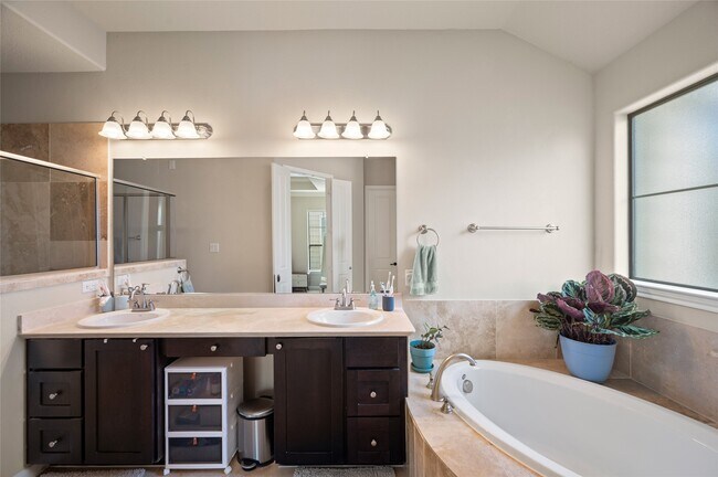 Building Photo - 1114 W 25th St