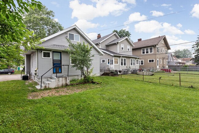 Building Photo - 325 N Bancroft St