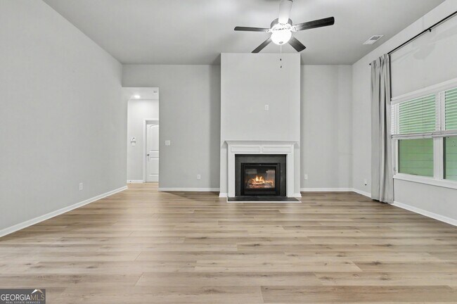 Building Photo - 270 S Ridge