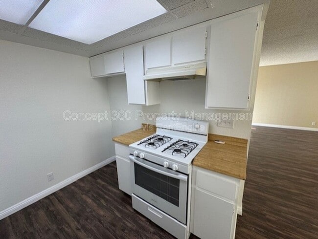 Building Photo - 9421 Cedar St