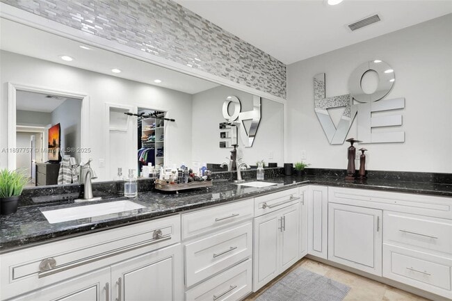 Building Photo - 1128 W Cypress Dr