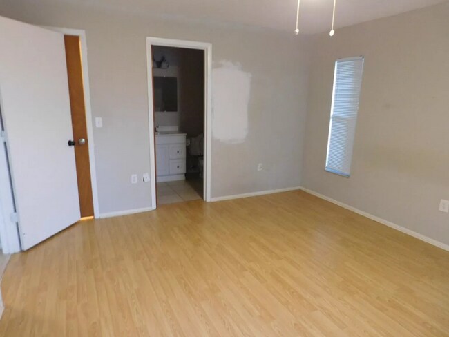 Building Photo - Fantastic 3/2 Home in Sarasota, with Yard ...