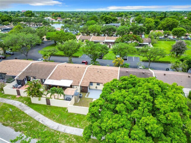 Building Photo - 13804 Kendale Lakes Dr