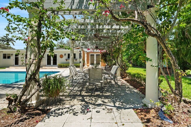 Building Photo - Stunning 4BR/3BA Pool Home with Outdoor Oa...