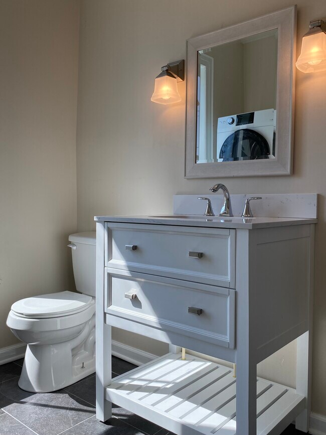 Building Photo - 13 John St