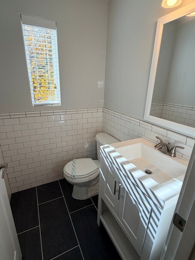 Building Photo - Beautiful Home in FABULOUS Location - Min ...