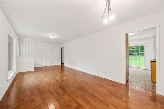 Building Photo - Beautiful Pet Friendly 3 bedroom home for ...