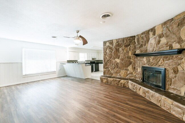 Building Photo - Newly remodeled 3/2/2 in north Lubbock!  M...