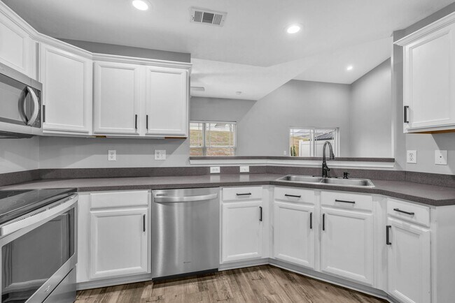 Building Photo - Move-in Ready Townhome in heart of Spring Hill