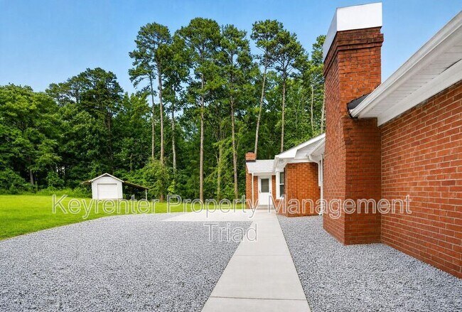 Building Photo - 5108 Lakeshore Ct
