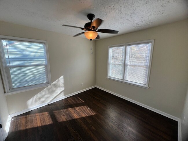 Building Photo - Move-In Ready 3-Bed Home with Downstairs B...