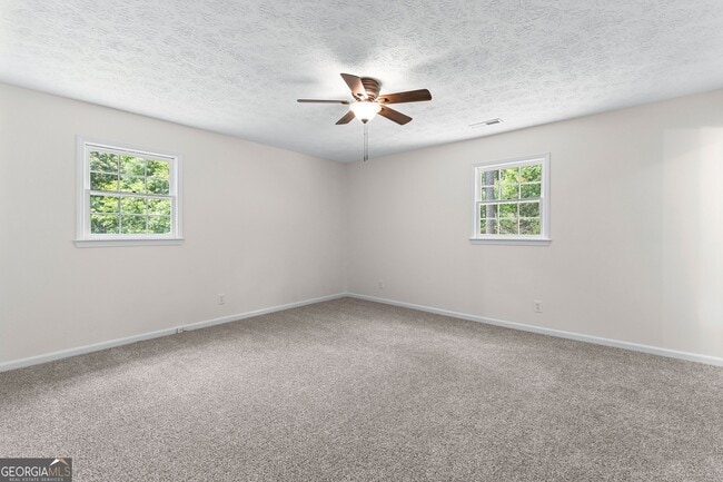 Building Photo - 223 Pinehaven Dr