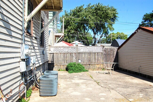 Building Photo - 3224 S Springfield Ave