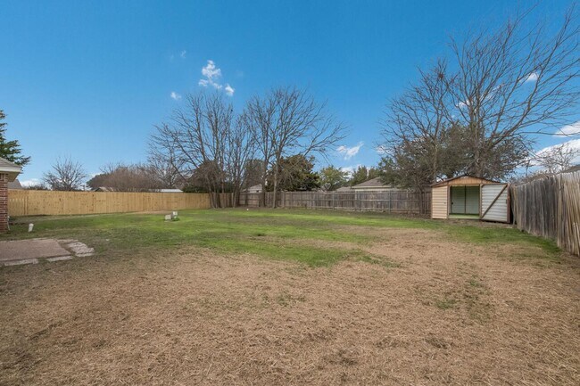 Building Photo - Midway ISD Country Home