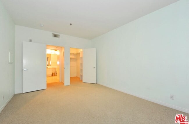 Building Photo - 2222 Beachwood Dr