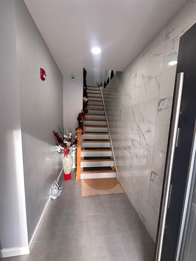 Building Photo - 514 43rd St